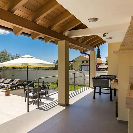Ferienhaus Beeindruckende Mit Beheiztem Privatpool By Interhome Juršići