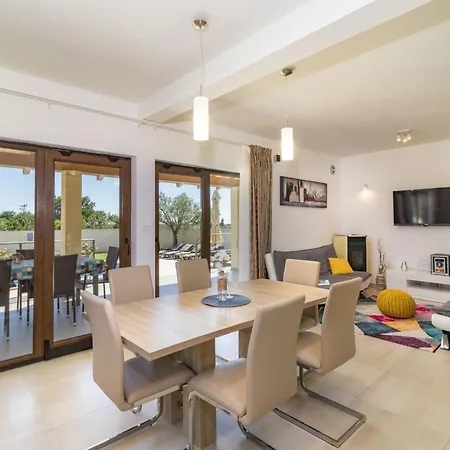 Beeindruckende Mit Beheiztem Privatpool By Interhome Juršići