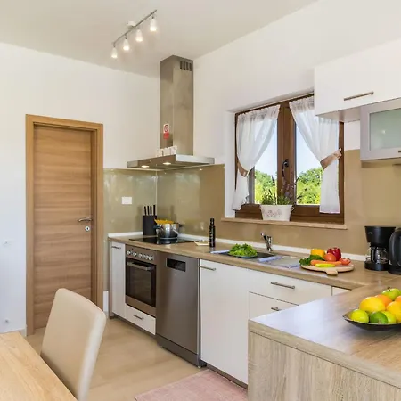 Beeindruckende Mit Beheiztem Privatpool By Interhome Juršići