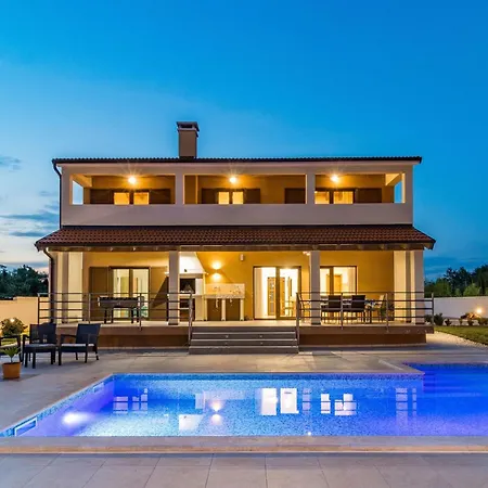 Beeindruckende Mit Beheiztem Privatpool By Interhome Ferienhaus *