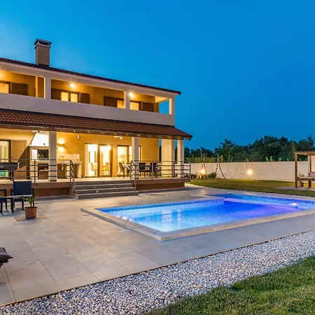 Ferienhaus Beeindruckende Mit Beheiztem Privatpool By Interhome *