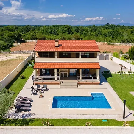 Beeindruckende Mit Beheiztem Privatpool By Interhome * Juršići