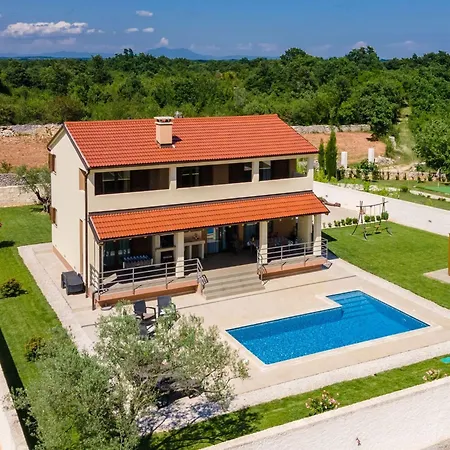 Beeindruckende Mit Beheiztem Privatpool By Interhome Juršići